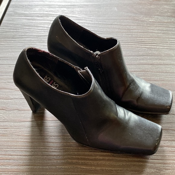 Mootsies Tootsies collection black square toed booties in size 7. - Picture 3 of 9